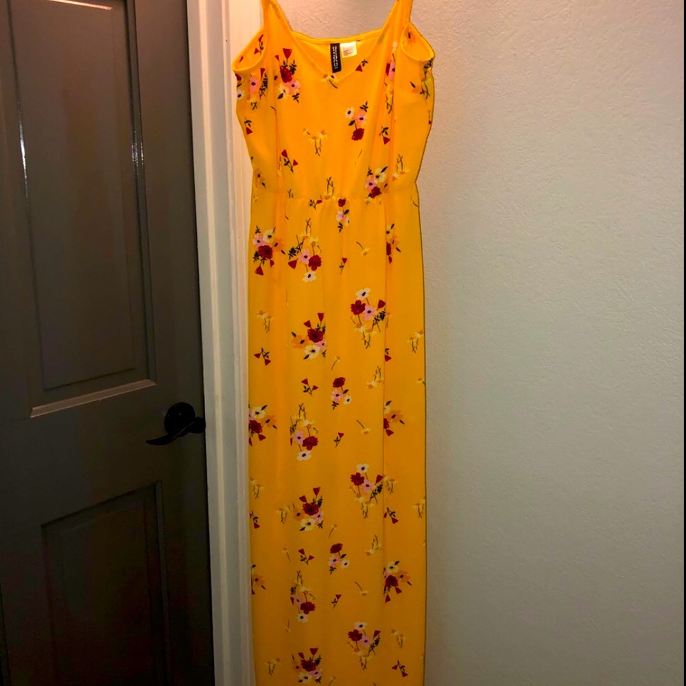 Long dress with split sides. Yellow with flowers